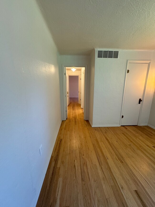 Building Photo - 978 E 5th Ave