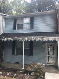 Building Photo - Great 2 Bedroom Townhome on Quiet Dead-End Street!