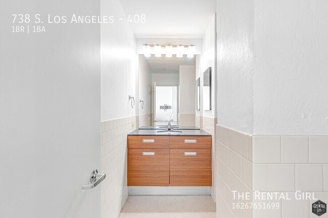 Building Photo - 738 S Los Angeles St