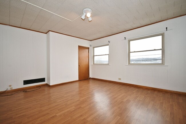 Building Photo - South Side 3BR - Simple, Solid, Ready