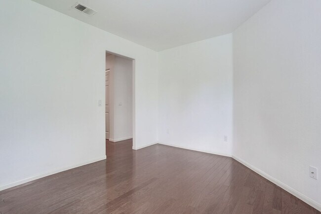 Building Photo - 3 bed, 2 bath Single Family Home in North ...