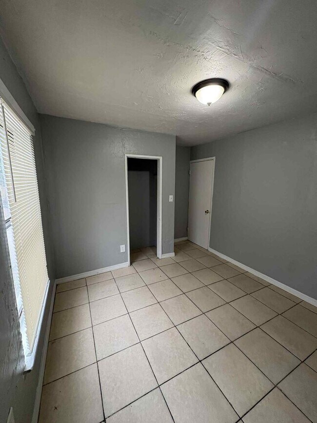 Building Photo - 221/223/225/227 Maria Street