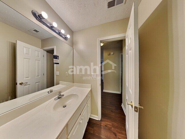 Building Photo - 4960 Hopeland Dr