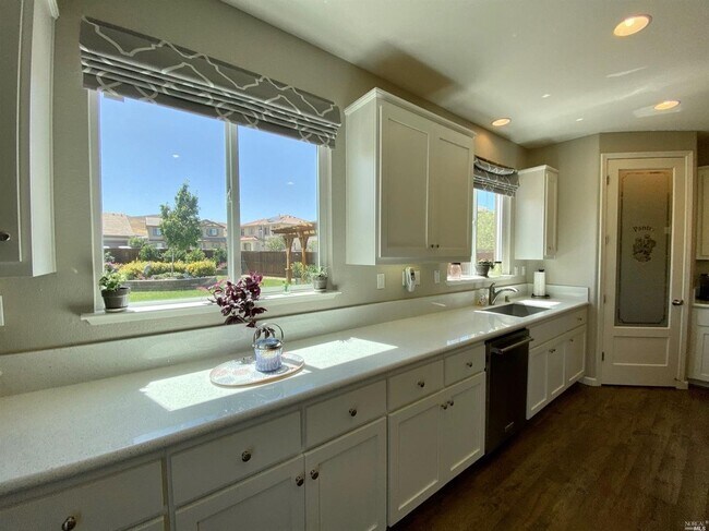 Building Photo - Living in Luxury in a Peaceful Setting