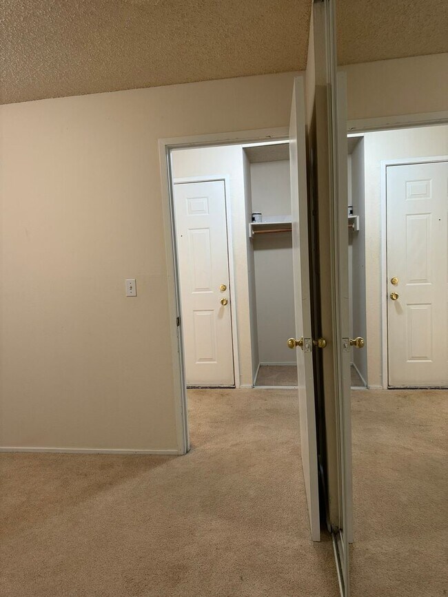 Building Photo - Refreshed Rental Rate One-Bedroom Condo Lo...