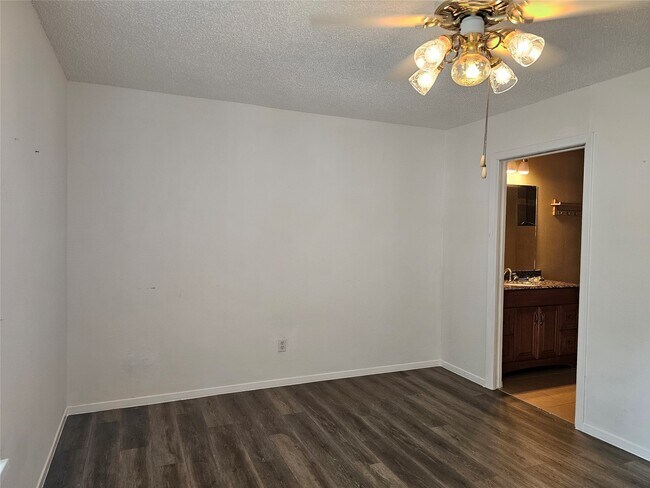 Building Photo - 8287 Kingsbrook Rd