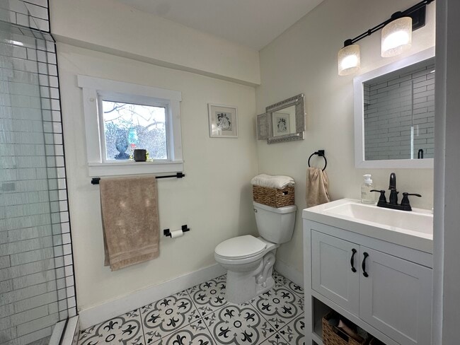 Master bathroom - 1209 Hillwood Ct SE