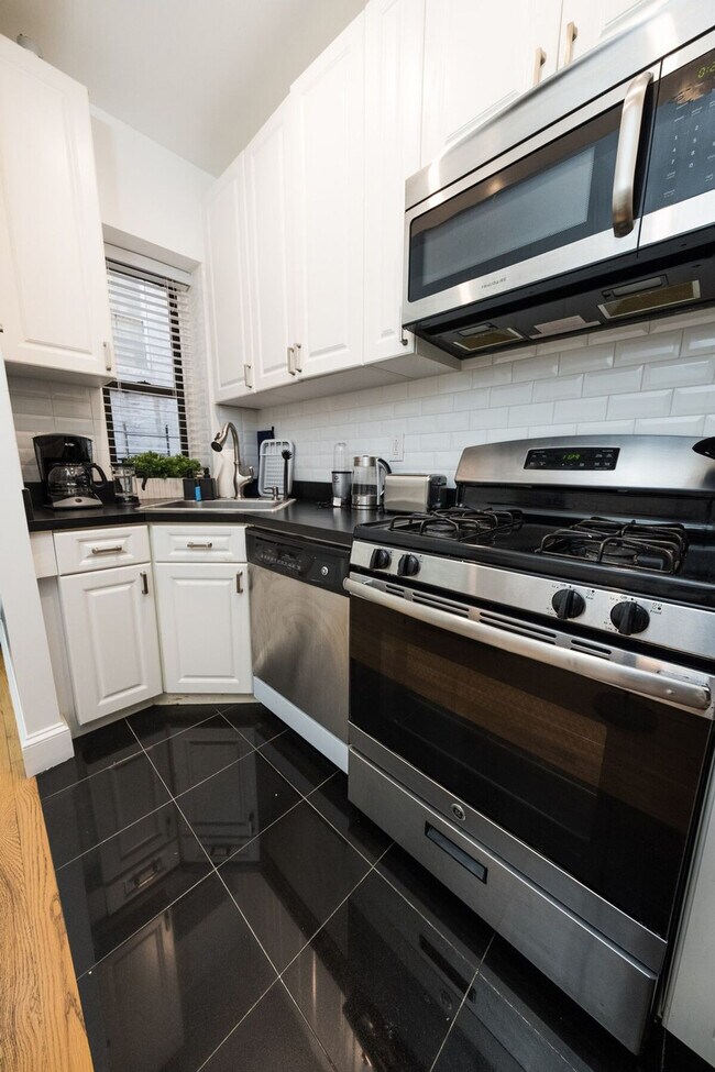 Building Photo - 230 W 113th St