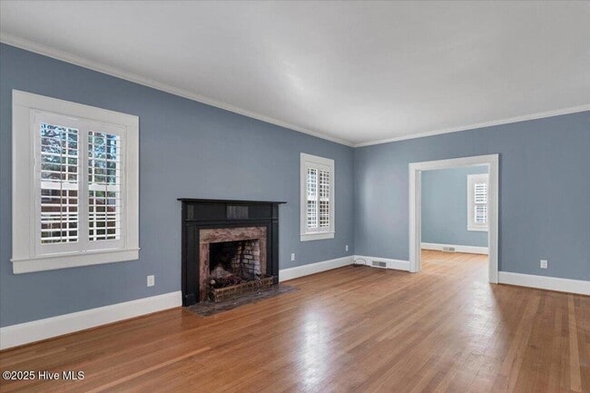 Building Photo - 300 Dogwood Ln