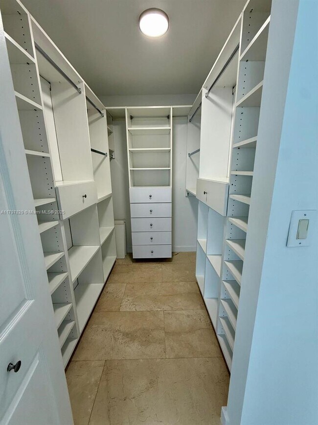 Building Photo - 1155 Brickell Bay Dr