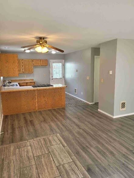 Building Photo - 1926 SW Reindeer Ave