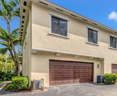 Building Photo - 2500 Venetian Ct