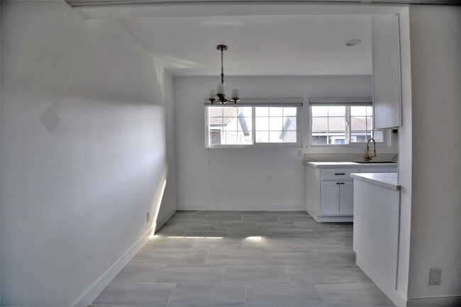 Building Photo - 258 Streamwood