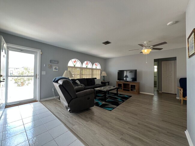 Building Photo - FURNISHED SHORT TERM SEASONAL RENTAL - 2 Bed / 2 Bath - Single Family, Pool Home (Heated) - $3,30...