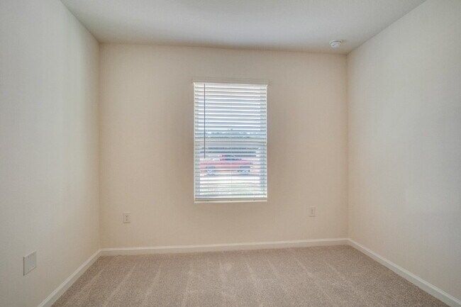 Building Photo - 4-Bedroom Eagles Ridge Rental with Open Floor Plan & Internet Included