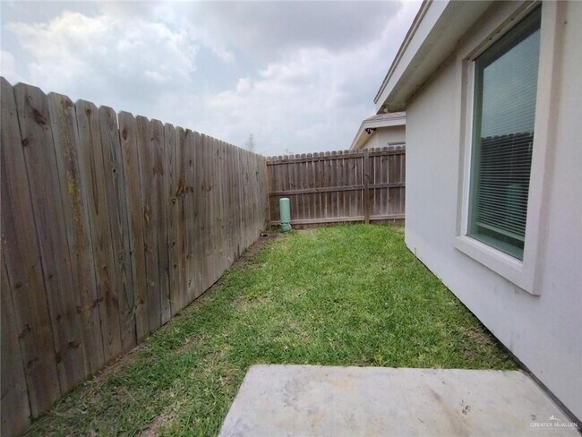 Building Photo - 2012 Summerland Ln