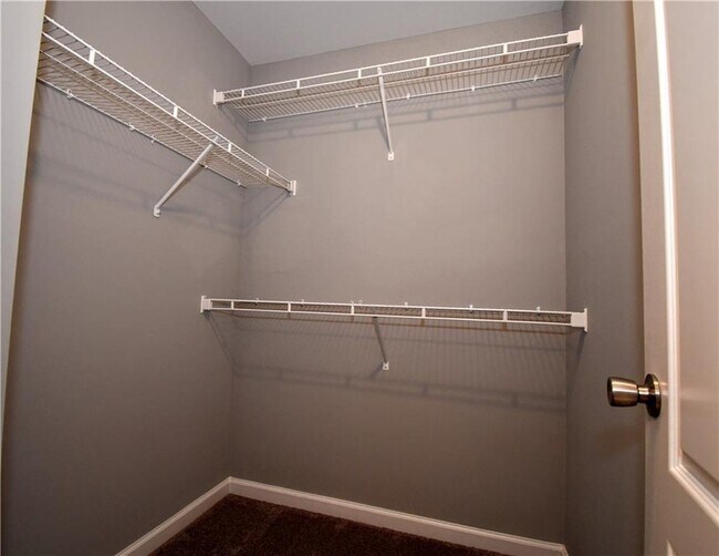 Building Photo - 607 Royal Cres Alley