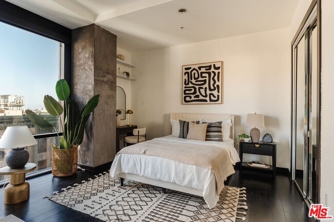 Building Photo - 655 S Hope St