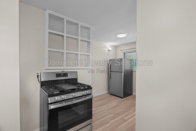 Building Photo - 5661 Bermuda Dr