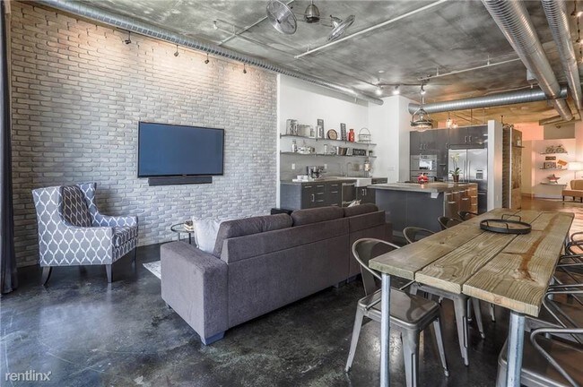 Building Photo - 1 br, 1 bath Apartment - 311 W 5th St