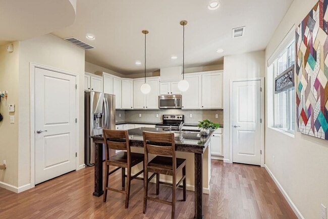 Building Photo - MOVE IN  SPECIAL