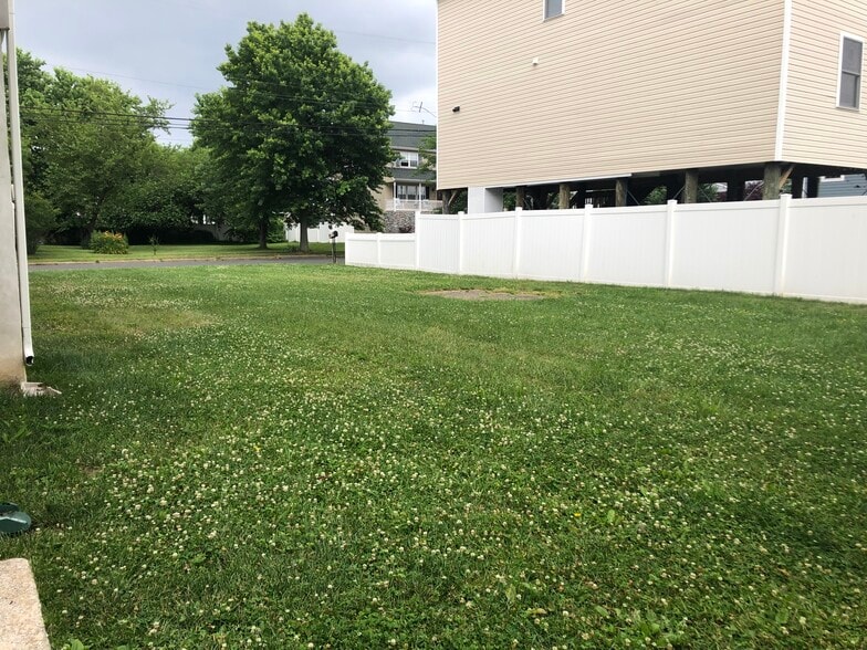 Large backyard - 702 Edmunds Ave