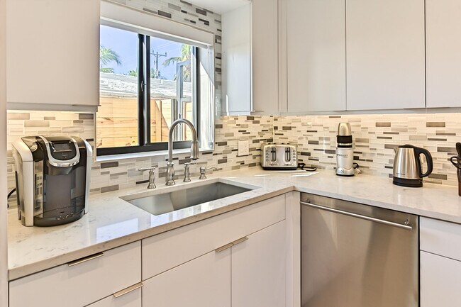 Building Photo - 1955 NE 4th St