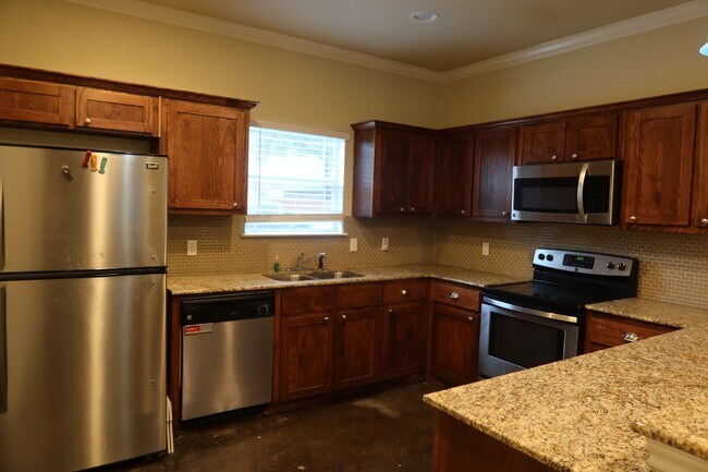 Building Photo - Now Pre-Leasing for Fall 2026–Spring 2027!