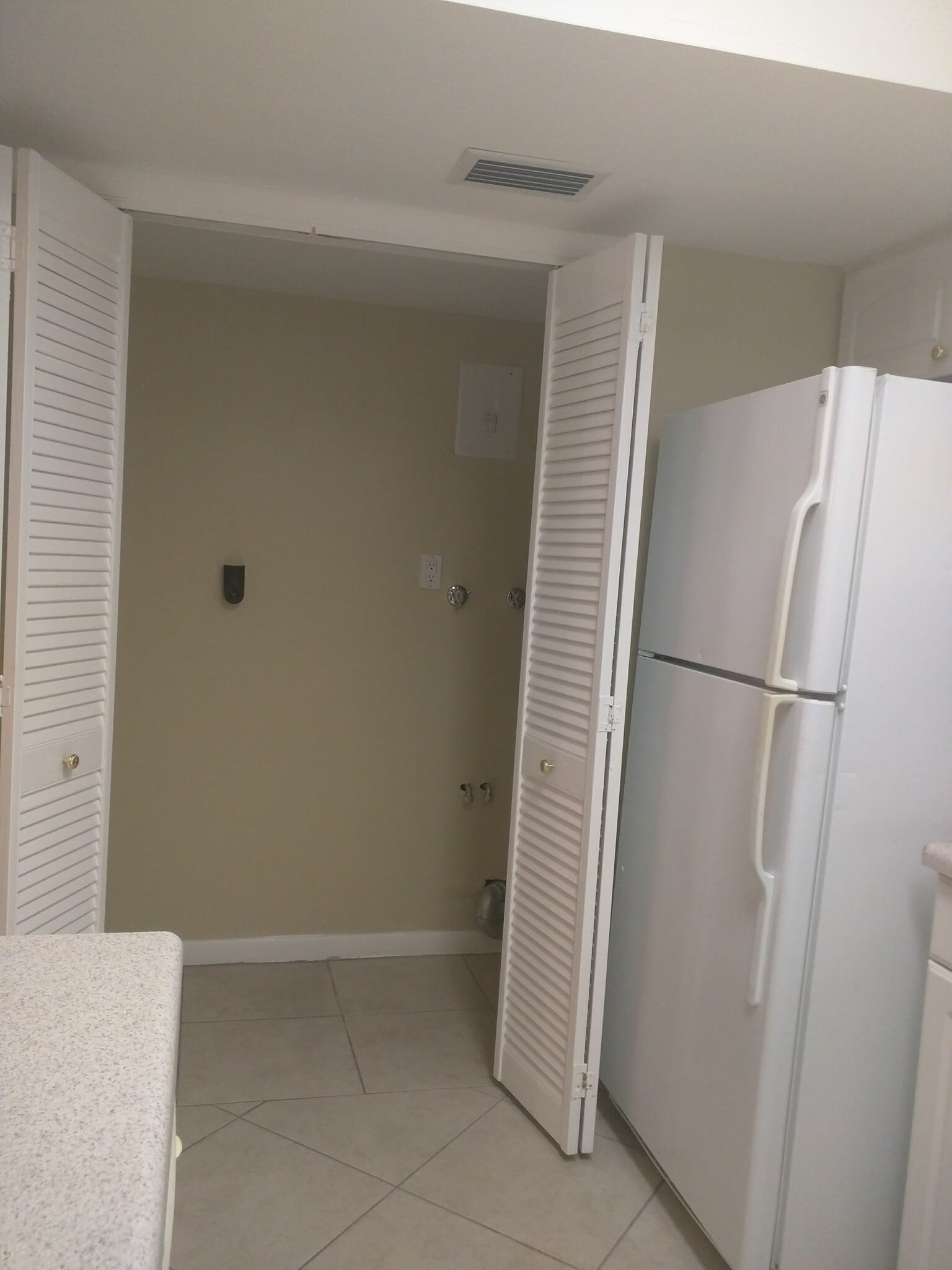 Building Photo - 3346 Camelot Dr