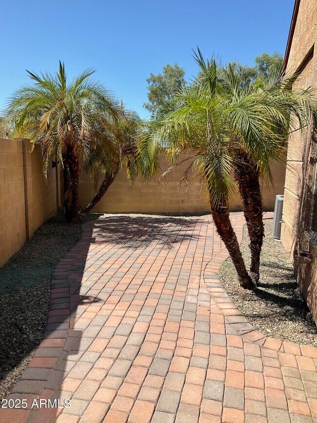 Building Photo - 1015 S Val Vista Dr