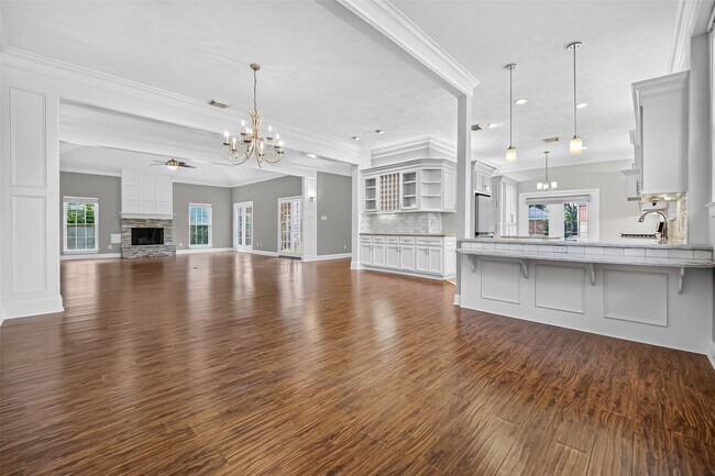 Building Photo - 10310 Chevy Chase Dr