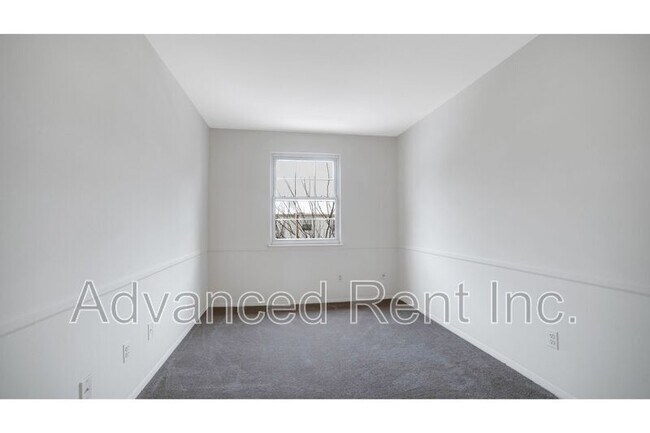 Building Photo - 10 Watkins Glen Ct