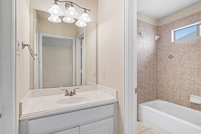 Building Photo - Beautiful home with classic styling, minutes away from Uptown, Oak Lawn, Cityplace, and Lower Gre...