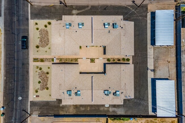 Building Photo - Renovated open floorplan