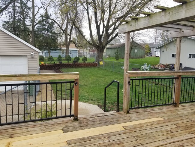Building Photo - BEAUTIFUL UPDATED 3 BEDROOM 2 BATH HOUSE!
