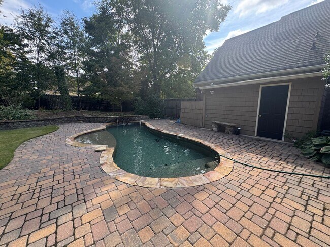 Building Photo - Large 4/4 House in Maplewood $2,795