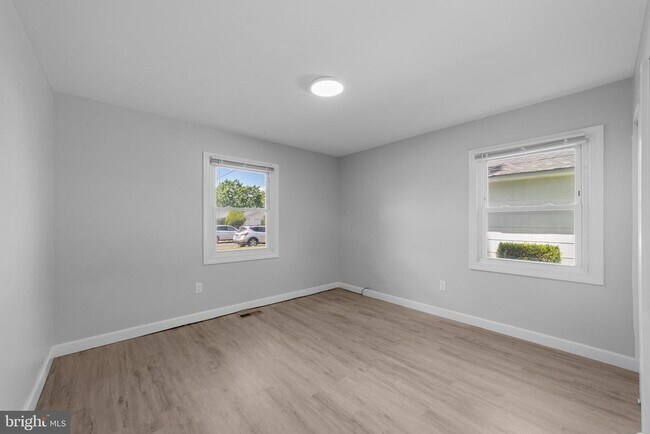 Building Photo - 12 Holbrook Ln