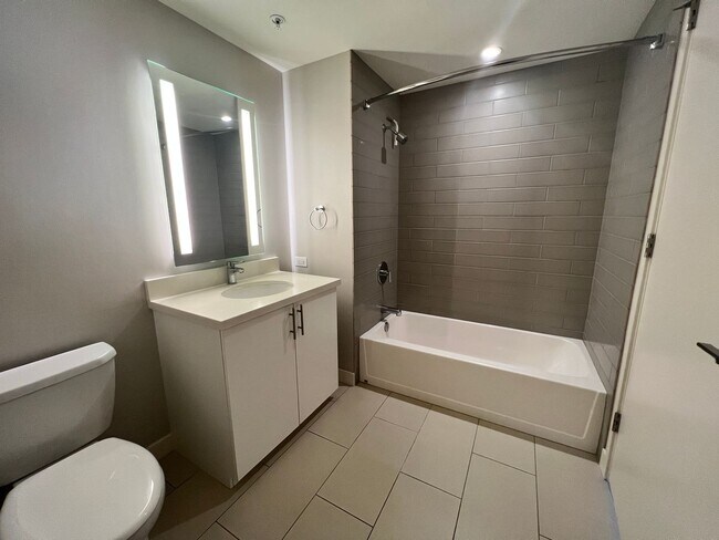 Building Photo - Symphony Honolulu 1 bedroom 1 bath with 1 parking