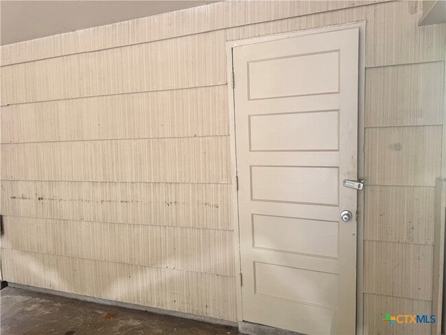 Building Photo - 902 Fern Ln