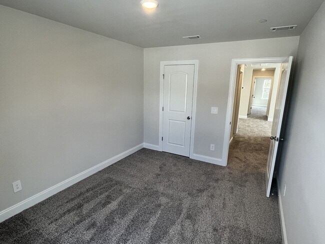 Building Photo - 204 Douglas Bend Rd