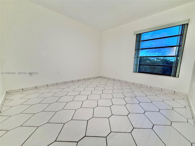 Building Photo - 5900 SW 127th Ave