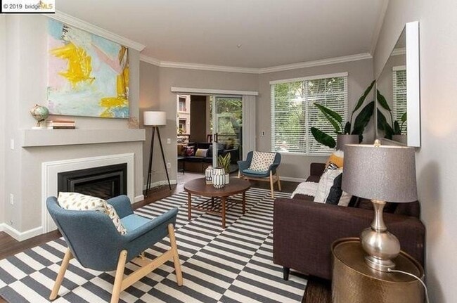 Building Photo - Comfortable 2BR Condo with Patio - Gated Oakland Living