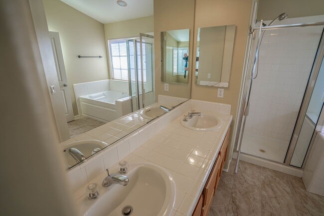 Building Photo - Northbridge 4 Bedroom Home in Valencia!