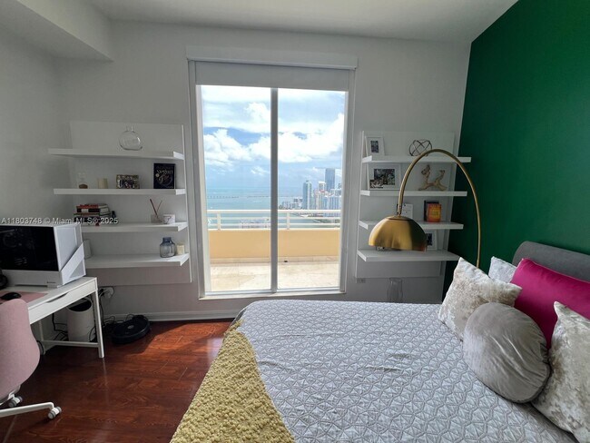 Building Photo - 848 Brickell Key Dr