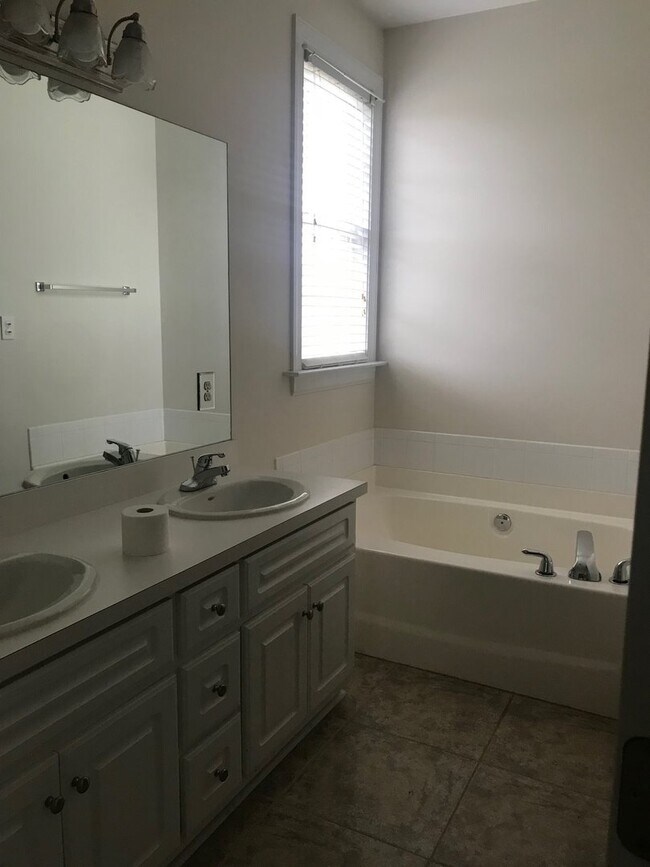 Building Photo - 3709 Stonehenge Ln W