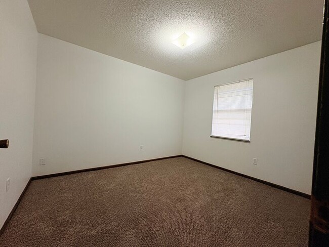 Building Photo - 1406 Magnolia W