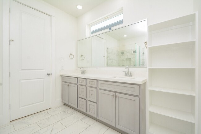 Building Photo - 310 Cyclamen St