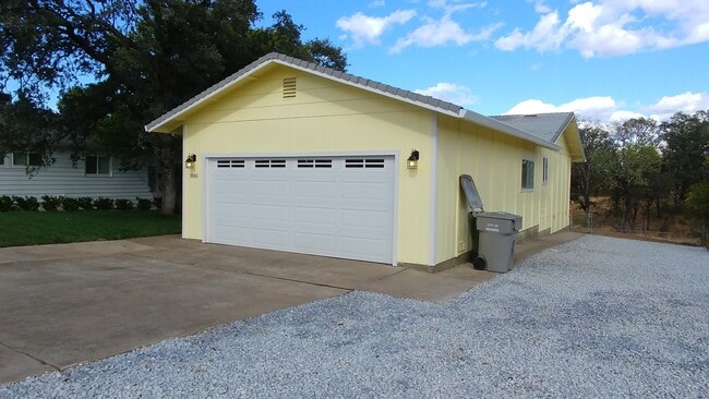 Building Photo - 3 Bedroom Home With Large Backyard on West Side