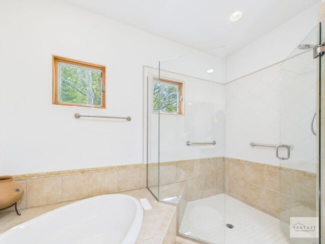 Building Photo - Beautifully Done Custom Built Townhouse wi...
