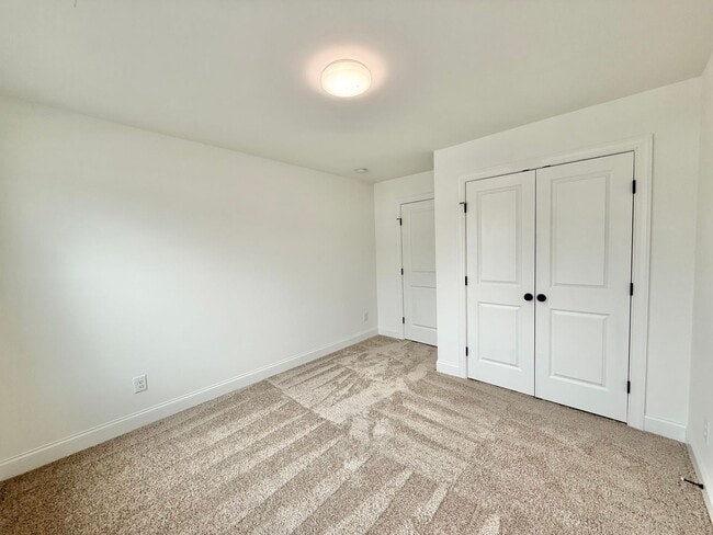 Building Photo - **OFFERING 1/2 OFF FIRST MONTH'S RENT** Newly Built 4BD, 3.5BA End-Unit Raleigh Townhome in a Gre...